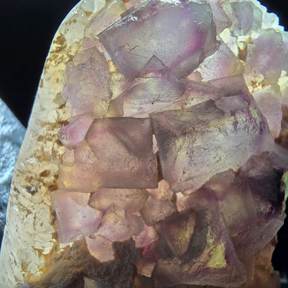 Cube de fluorite fantôme sur scène de quartz violet vert Omehane, Namibie 67*41*29mm