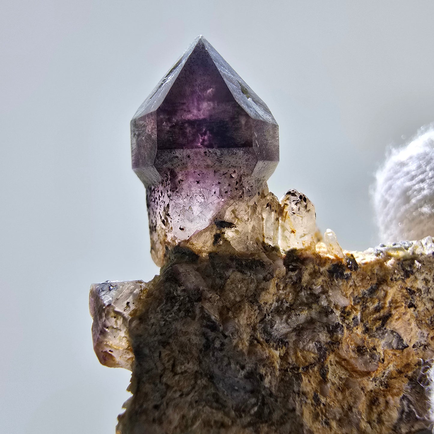 Rare sceptre d'améthyste fantôme sur scène matricielle Brandberg, Namibie 45 x 33 x 19 mm 