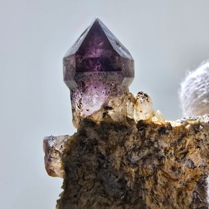 Rare sceptre d'améthyste fantôme sur scène matricielle Brandberg, Namibie 45 x 33 x 19 mm 