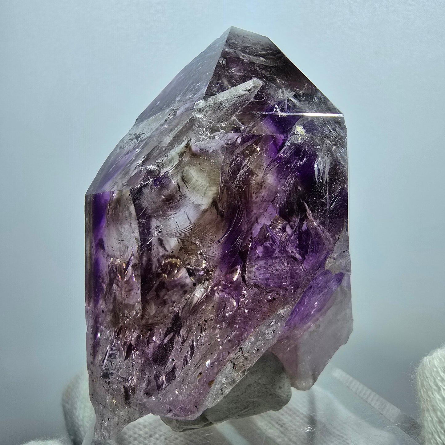 Großer Phantom Amethyst mit Hämatit Streep Mine, Goboboseb, Namibia 63*44*33mm