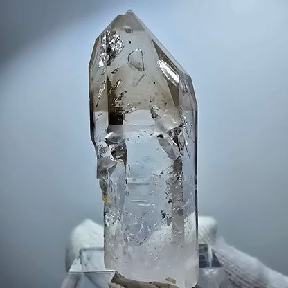Pointe de sceptre en quartz fumé fantôme transparent, Goboboseb, Namibie, 45 x 13 x 14 mm 