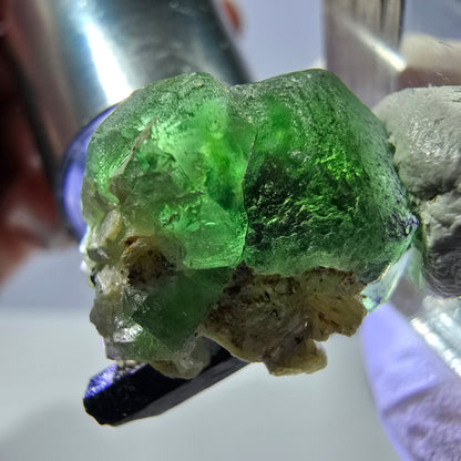 Cube hexagonal de fluorite fantôme, muscovite, tourmaline Schörl, Erongo, Namibie, 22 x 17 x 12 mm