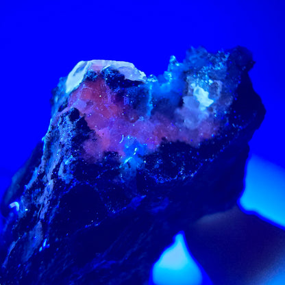 Quartz fumé fantôme, calcite UV sur matrice, spécimen Valentine Pocket Gobobs. Namibie, 68 x 59 x 45 mm. 