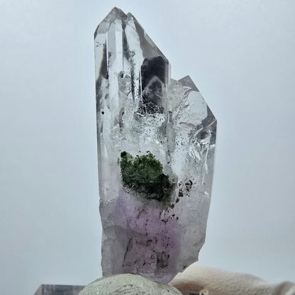 Améthyste fantôme avec hématite, mine Streep, Goboboseb, Namibie, 44 x 16 x 10 mm 