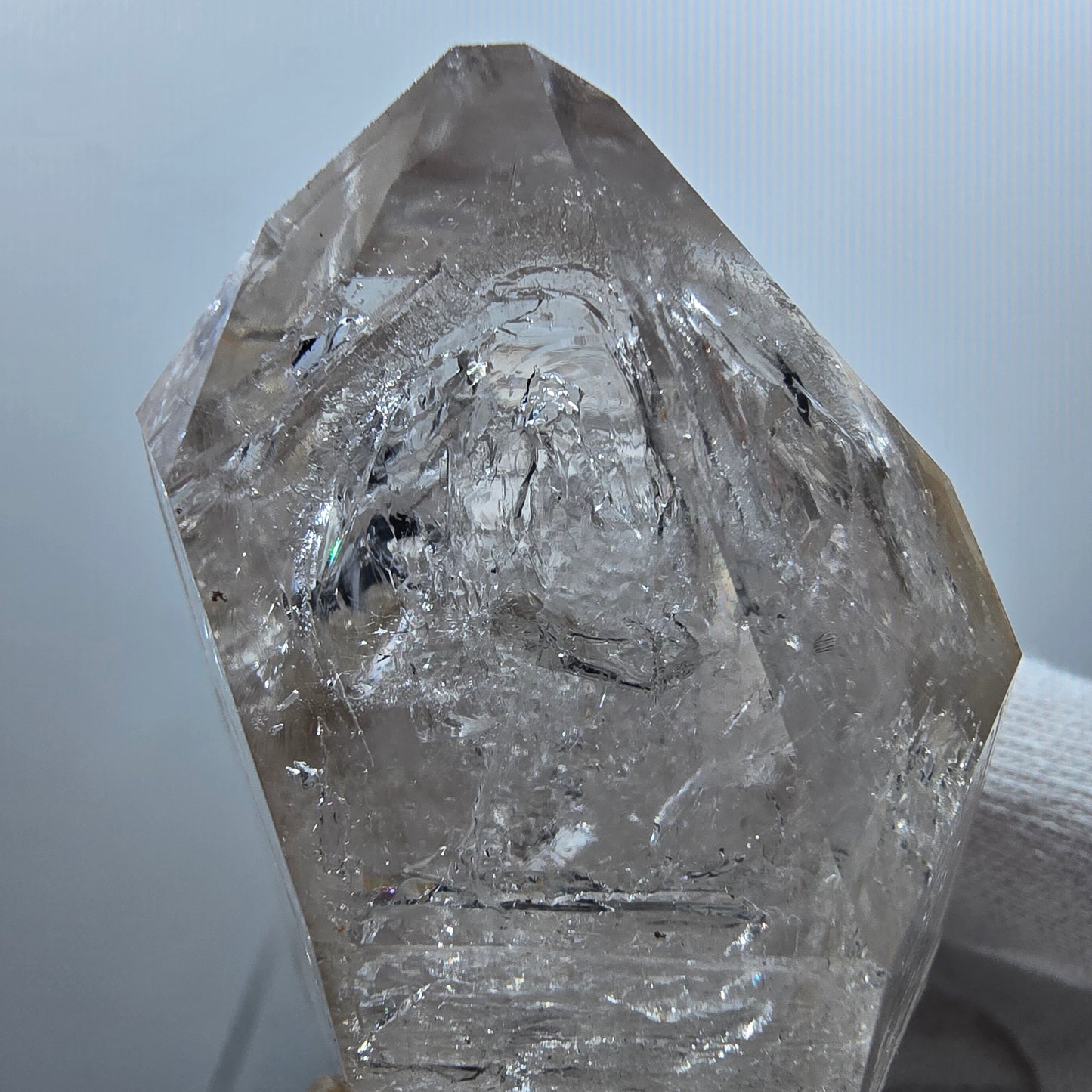 Sceptre squelette en quartz fumé Enhydro, calcite UV Valentine Pocket Goboboseb Namibie 77 x 44 x 38 mm 