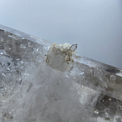Sceptre DT en quartz fumé lémurien Enhydro, 1 gobob de poche Bubble Valentine. Namibie 89 x 33 x 21 mm 
