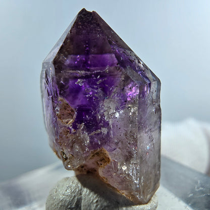 Pointe de sceptre en améthyste fantôme rare à Goboboseb, Namibie, 22 x 14 x 12 mm 