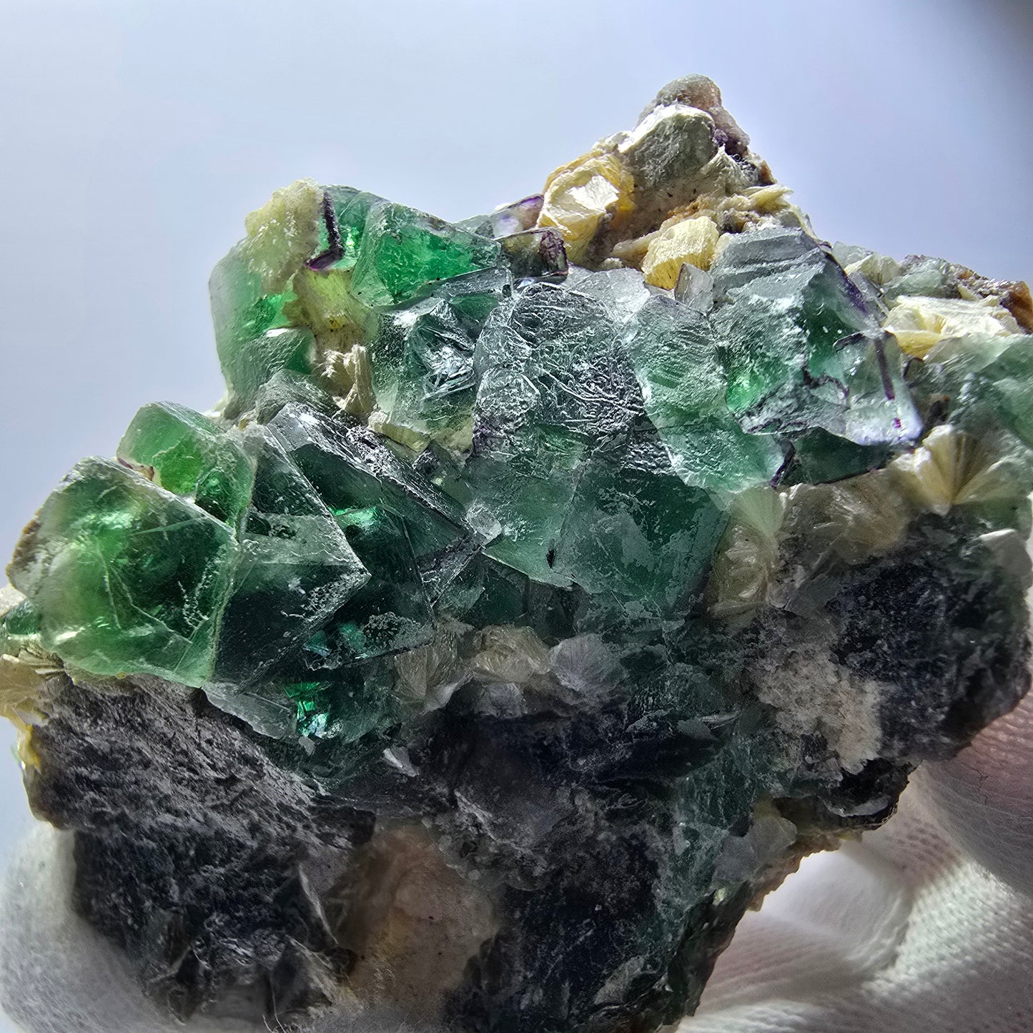 Rares cubes de fluorite fantôme, hyalite et spécimen de muscovite, Erongo, Namibie, 69 x 51 x 47 mm 