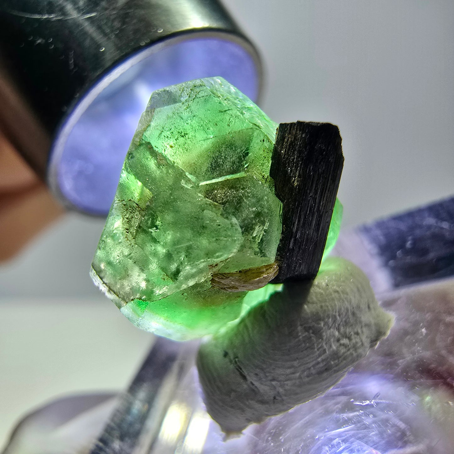 Cube hexagonal de fluorite fantôme, muscovite, tourmaline Schörl, Erongo, Namibie 14 x 13 x 12 mm 