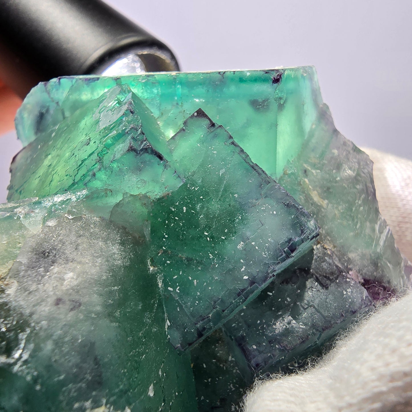 Grand spécimen de cube de fluorite fantôme, parqueté zonal Okorusu Namibie 78*76*33mm 