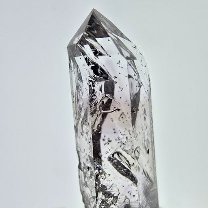 Quartz fumé fantôme Enhydro avec hématite, mine Bubble Streep, Namibie, 39 x 12 x 9 mm 