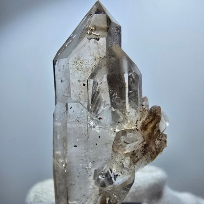 Sceptre en quartz fumé fantôme transparent, amas de Goboboseb, Namibie, 43 x 23 x 16 mm 