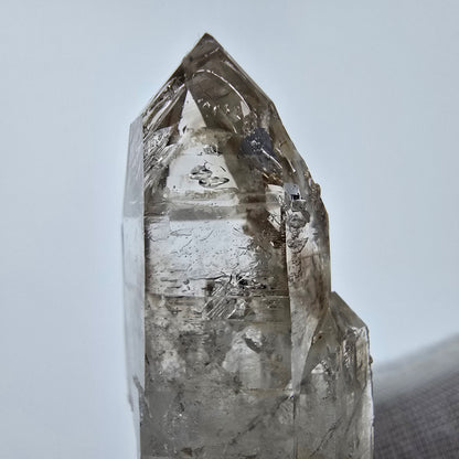 Enhydro Phantom Rauchquarz Zepter Spitze 2x Blase Goboboseb, Namibia 44*21*16mm