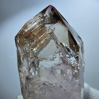 Pointe de sceptre en améthyste fantôme transparente, Goboboseb, Namibie, 46 x 20 x 20 mm 
