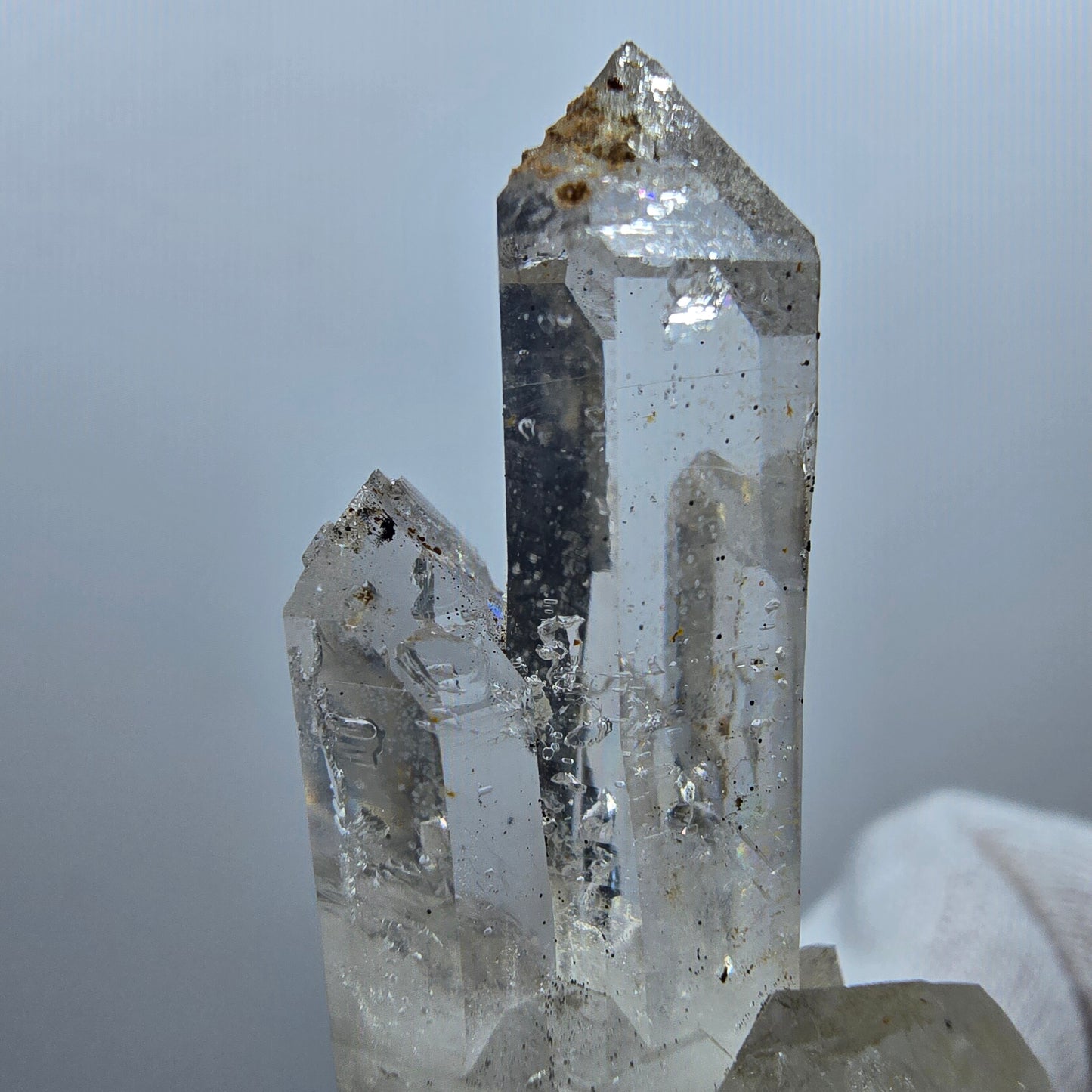Sceptre DT en quartz fumé fantôme, calcite UV Valentine Pocket Goboboseb Namibie 60 x 26 x 25 mm 