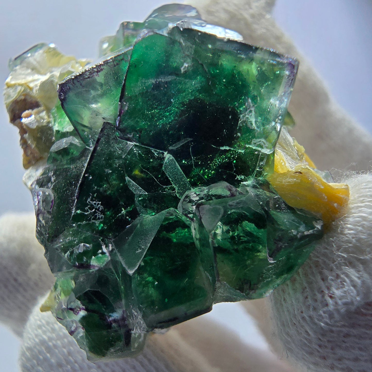 Cubes de fluorite fantôme transparente, muscovite et hyalite, spécimen d'Erongo, Namibie, 46 x 43 x 35 mm 
