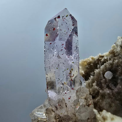 Améthyste Fantôme Harlequin, calcite UV sur matrice Valentine Pocket Gobob. Namibie 78 x 65 x 46 mm 