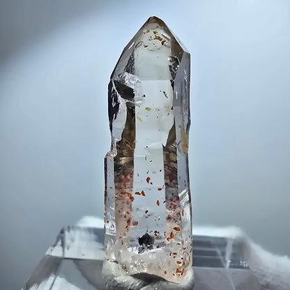 Pointe de sceptre en quartz fumé fantôme transparent, hématite, Goboboseb, Namibie, 32 x 9 x 9 mm 