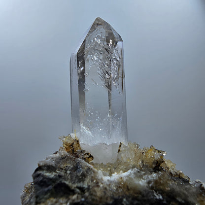 Quartz fumé fantôme, calcite UV sur matrice, spécimen Valentine Pocket Gobobs. Namibie, 68 x 59 x 45 mm. 