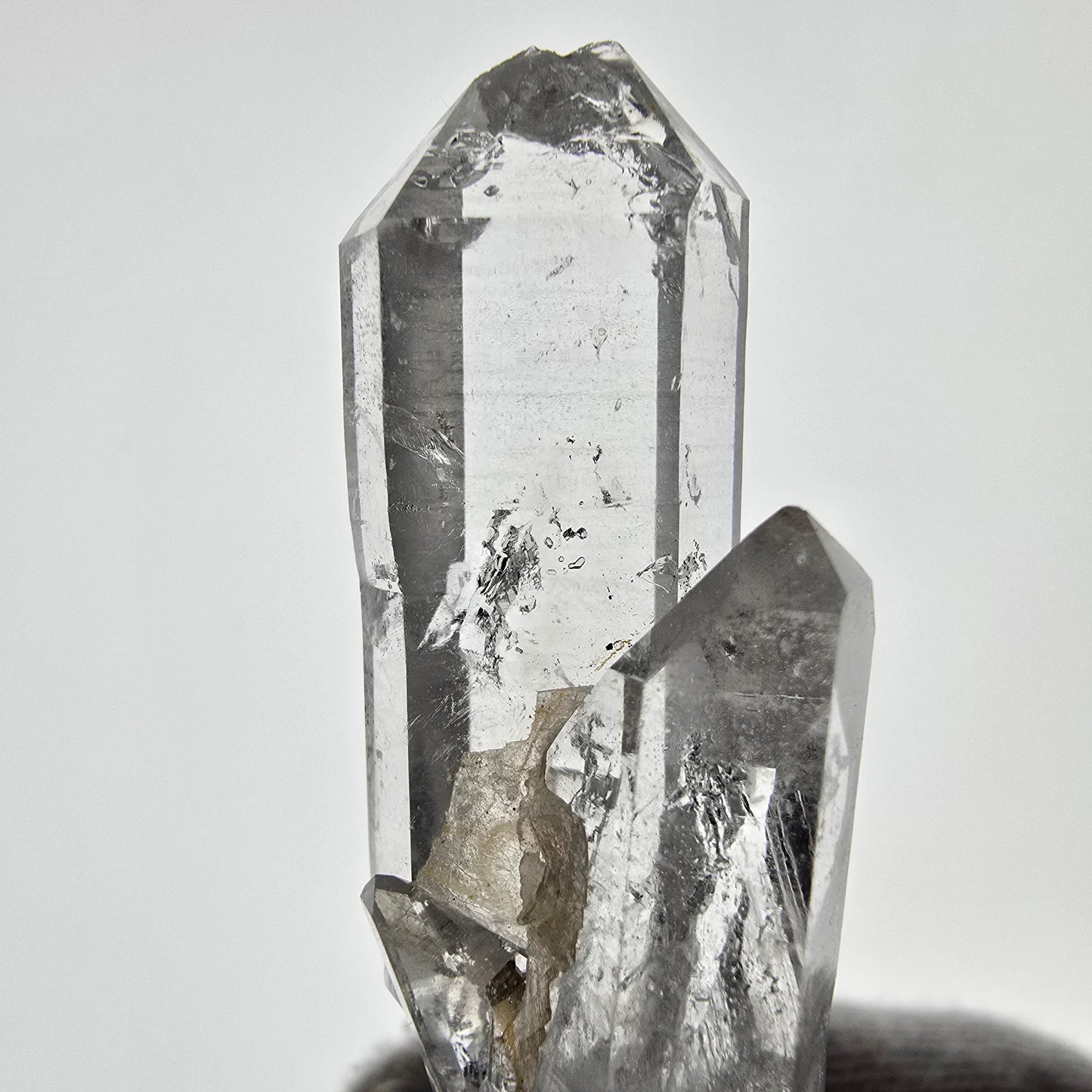 Sceptre de scène en quartz fumé fantôme lémurien, poche Saint-Valentin, Namibie, 55 x 18 x 15 mm 