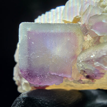 Cube de fluorite fantôme sur scène de quartz violet vert Omehane, Namibie 36*25*24mm