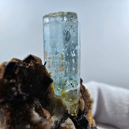 Aigue-marine Setlene, tourmaline Schorl sur matrice, spécimen d'Erongo, Namibie, 30 x 27 x 21 mm 