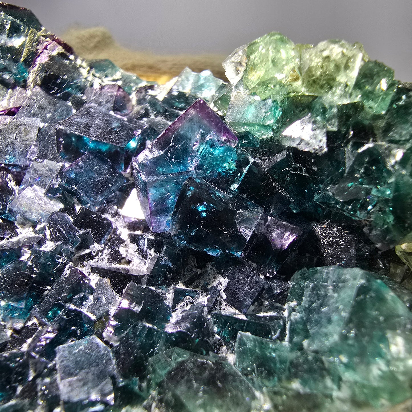 Grand spécimen de cube de fluorite fantôme vert bleu violet Okorusu, Namibie 104*60*28mm 