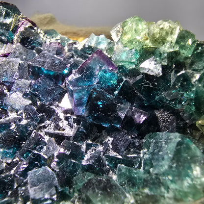 Grand spécimen de cube de fluorite fantôme vert bleu violet Okorusu, Namibie 104*60*28mm 