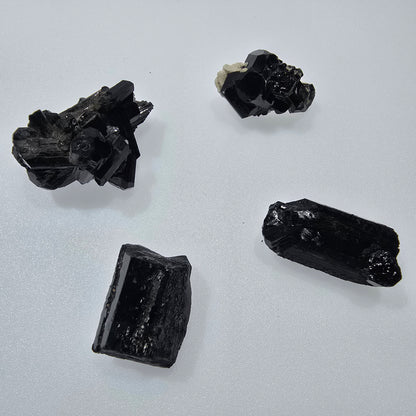 Lot de 16 marches en tourmaline noire Schorl, quartz fumé, orthose, Erongo, Namibie 