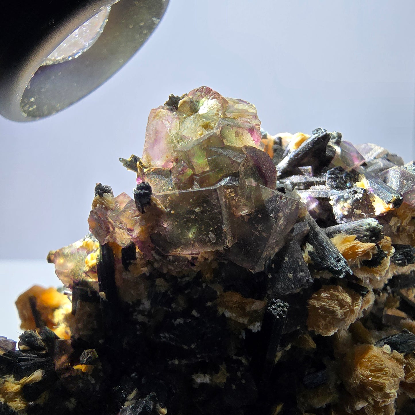 Fluorite fantôme colorée, tourmaline schol, hyalite, muscovite, Erongo, Namibie, 114 x 84 x 50 mm 