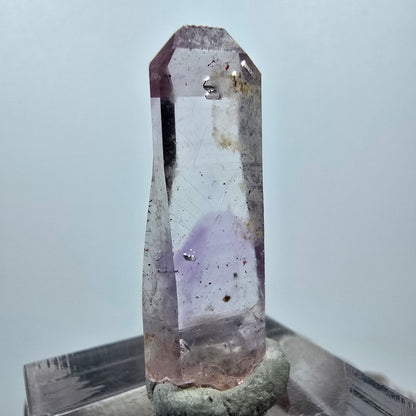 Pointe de sceptre en améthyste fantôme de Goboboseb, Namibie, 31 x 12 x 6 mm 