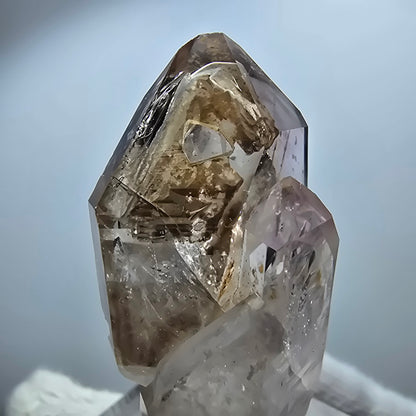Pointe de sceptre en améthyste fantôme transparente, Goboboseb, Namibie, 41 x 21 x 17 mm 