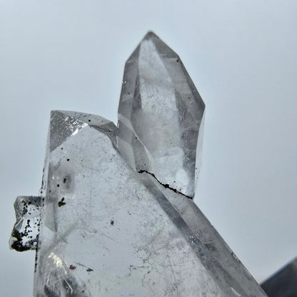 Quartz hématite transparent à double pointe, mine Streep, Goboboseb, Namibie, 28 x 18 x 8 mm 