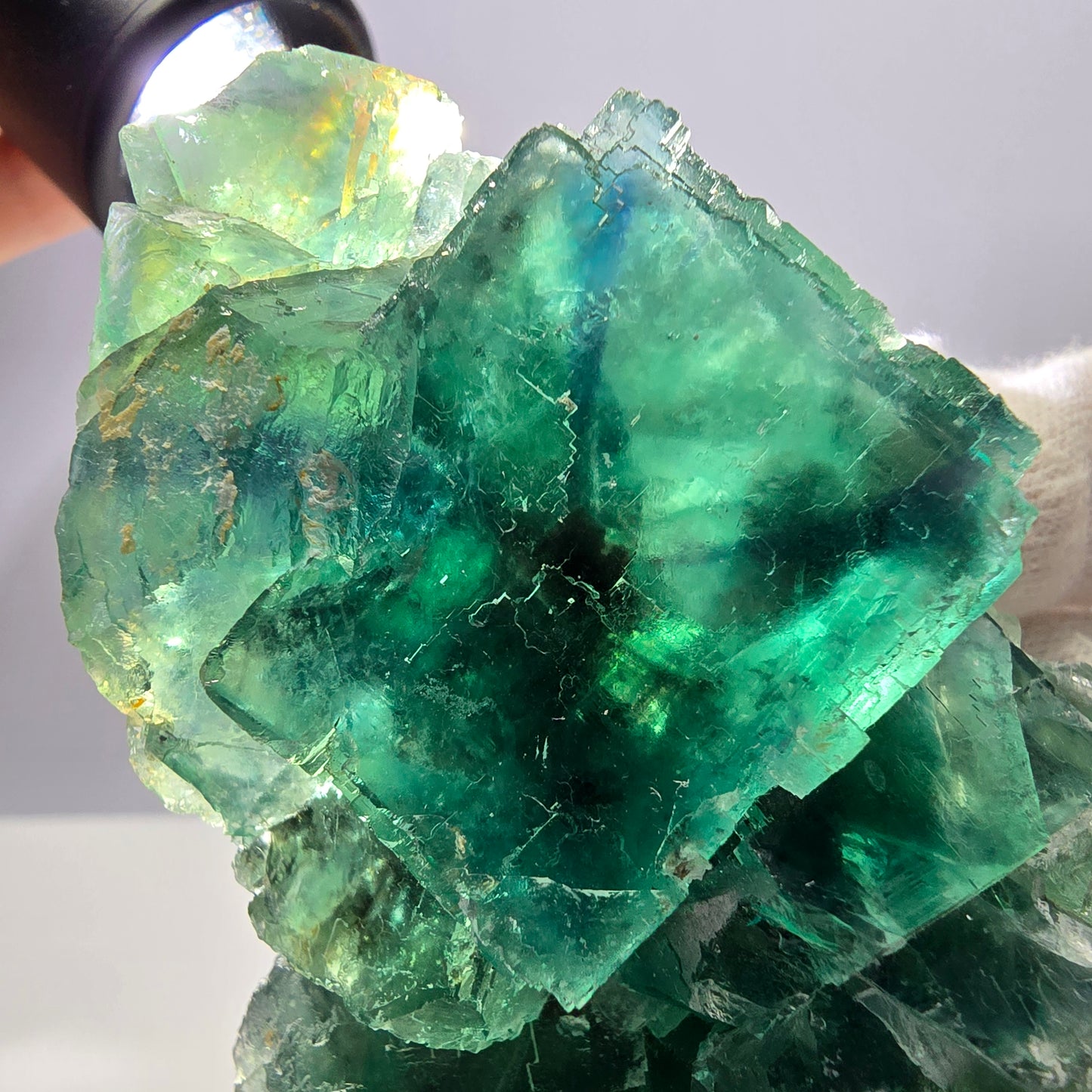 Grand spécimen de cube de fluorite fantôme, parqueté vert Okorusu, Namibie, 85 x 61 x 34 mm 