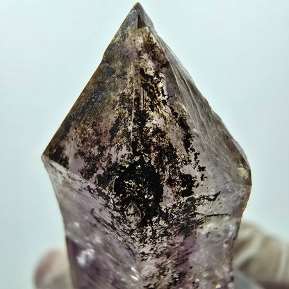 Pointe de sceptre squelette en améthyste fantôme, Goboboseb, Namibie, 39 x 19 x 12 mm 