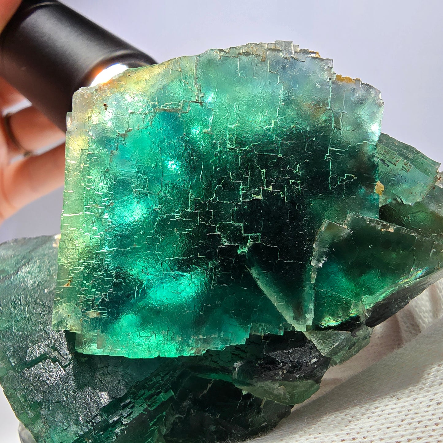 Grand spécimen de cube de fluorite fantôme, parqueté vert Okorusu, Namibie, 87 x 56 x 44 mm 