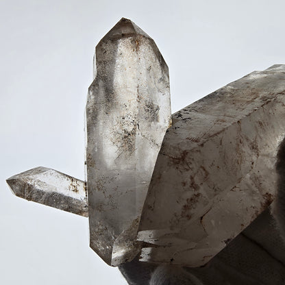 Sceptre squelette en quartz fumé DT, poche Saint-Valentin en calcite UV, Namibie 101 x 64 x 52 mm 