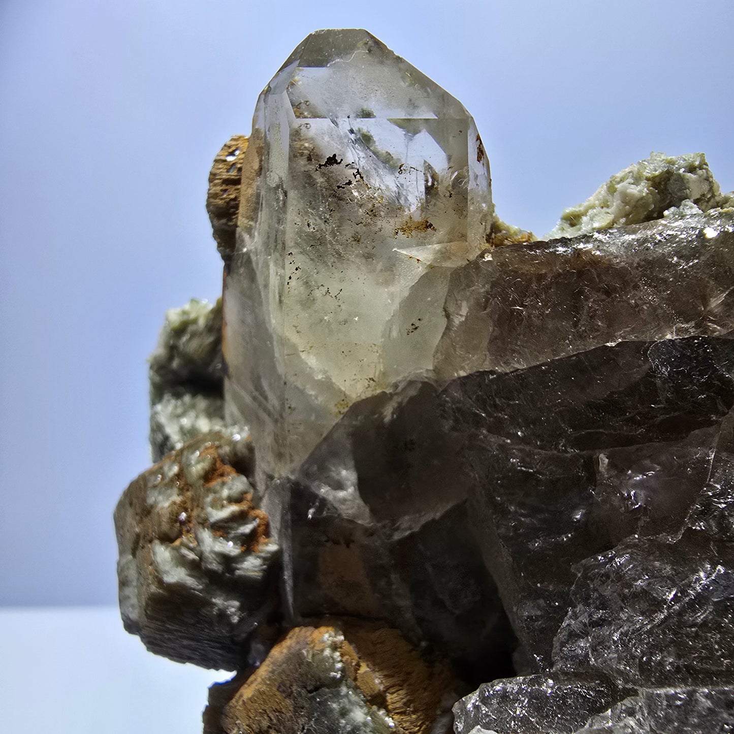 Grand spécimen de tourmaline Schorl, quartz fumé, muscovite et orthose, Erongo, Namibie, 145 x 112 x 80 mm 