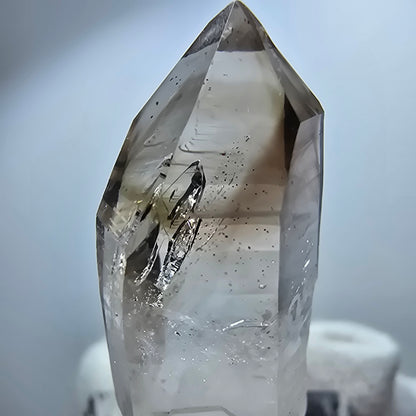 Pointe de sceptre en quartz fumé fantôme transparent, Goboboseb, Namibie, 38 x 14 x 10 mm 