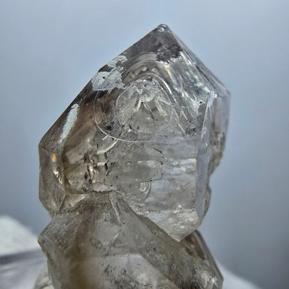 Sceptre en quartz fumé fantôme transparent, amas de Goboboseb, Namibie, 34 x 21 x 20 mm 