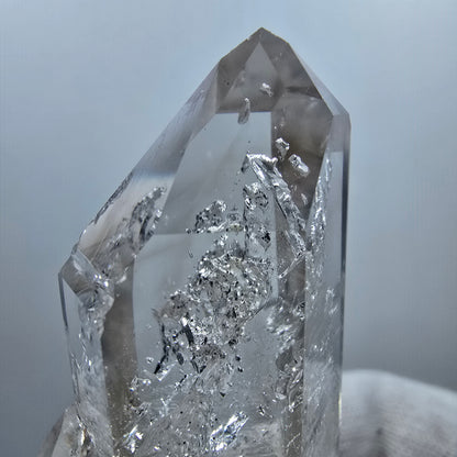 Sceptre en quartz fumé fantôme lémurien, scène de la Saint-Valentin, Goboboseb de poche, Namibie, 64 x 29 x 20 mm 