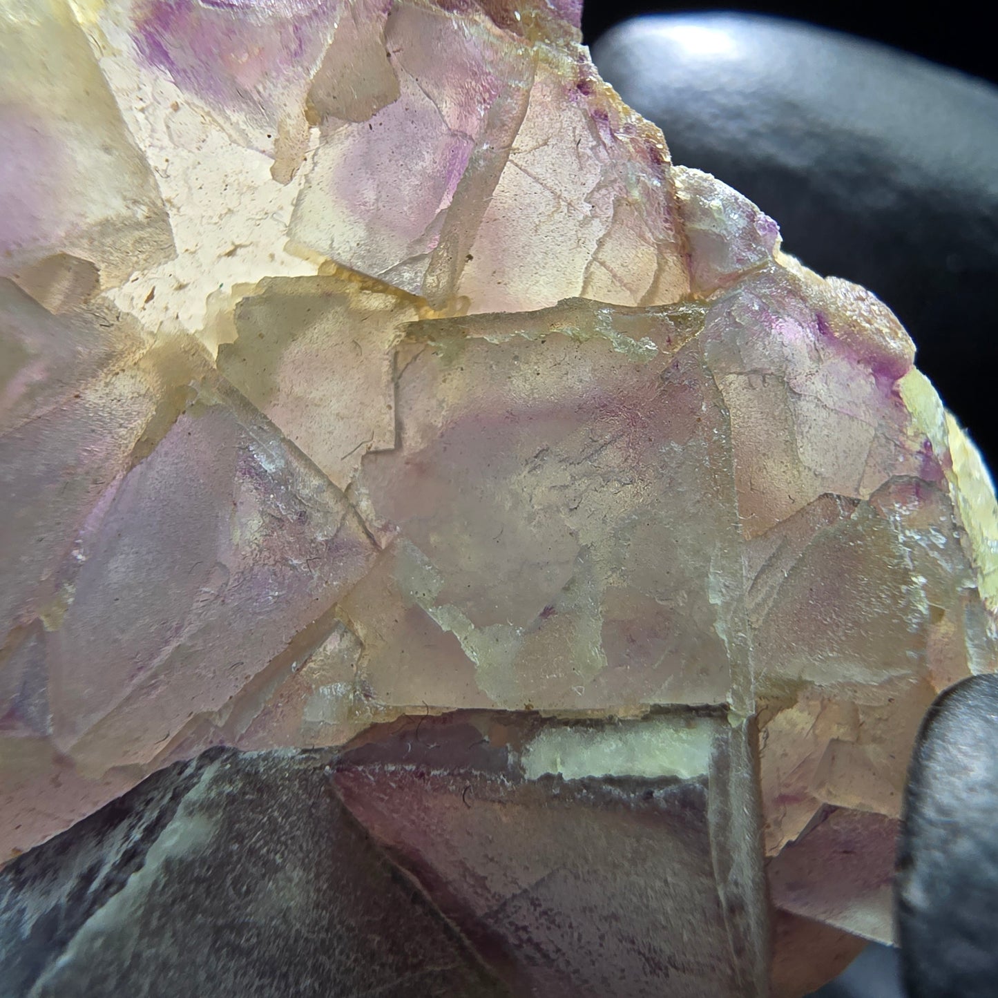Cube de fluorite fantôme sur étape de quartz violet vert Omehane, Namibie 43*30*24mm