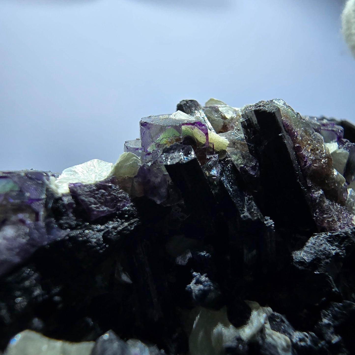 Fluorite fantôme colorée, tourmaline schol, muscovite, quartz fumé, Erongo, Namibie, 99 x 80 x 51 mm 