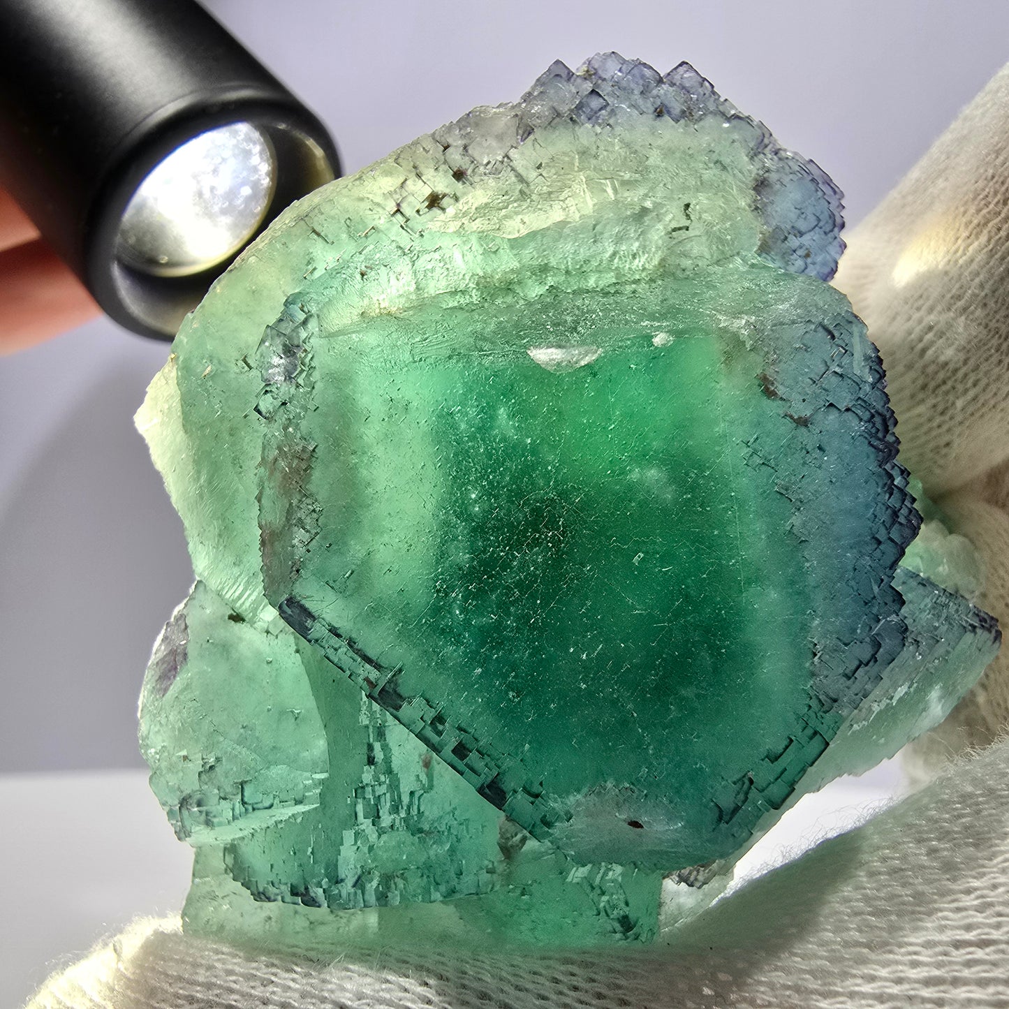 Grand spécimen de cube de fluorite fantôme, parqueté zonal Okorusu Namibie 69*58*33mm 