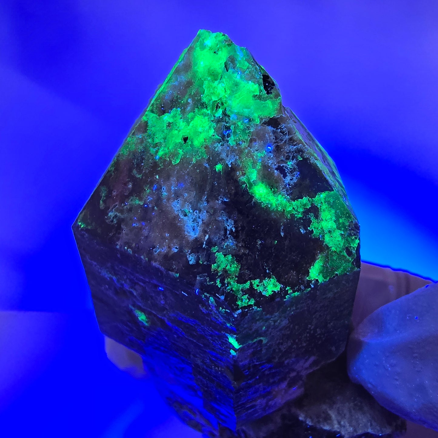Opale hyalite rare, amas de quartz fumé, Erongo, Namibie, 67 x 50 x 30 mm 