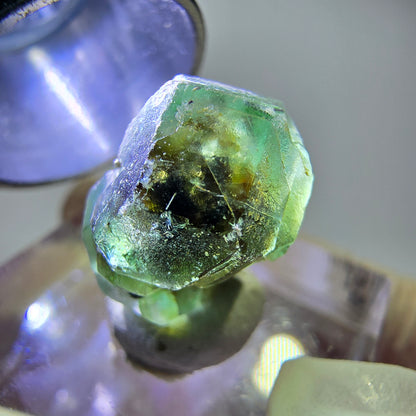 Cube hexagonal de fluorite fantôme, tourmaline Schorl d'Erongo, Namibie 17 x 13 x 12 mm 