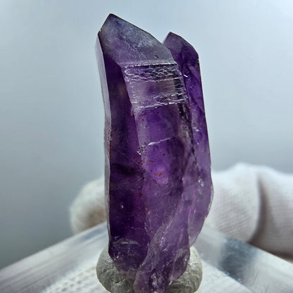 Pointe de sceptre en améthyste fantôme rare de Goboboseb, Namibie, 30 x 15 x 9 mm 