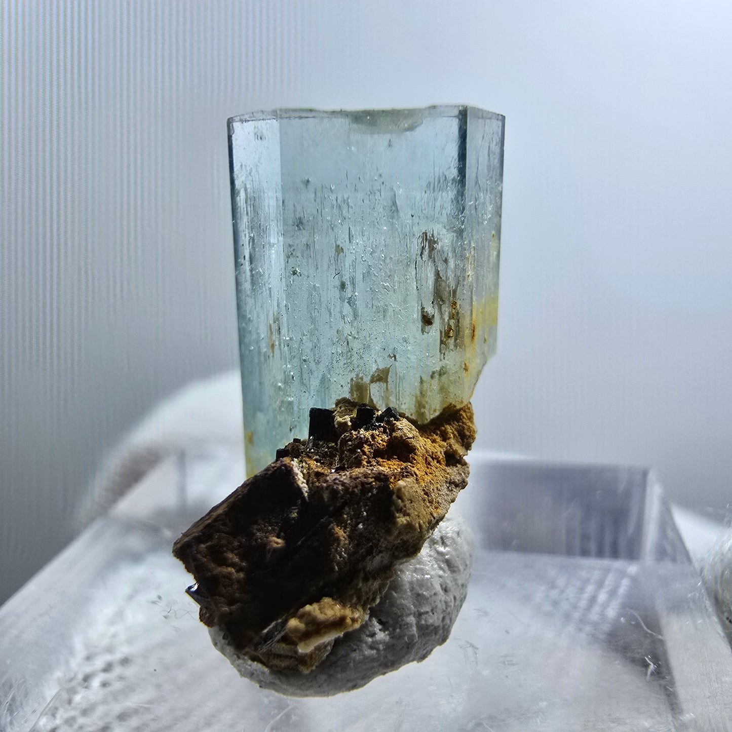 Cube d'aigue-marine, tourmaline Schörl, fluorite de fer, Erongo, Namibie, 19 x 10 x 13 mm 