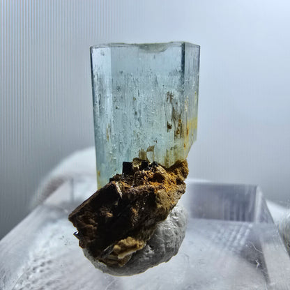 Cube d'aigue-marine, tourmaline Schörl, fluorite de fer, Erongo, Namibie, 19 x 10 x 13 mm 