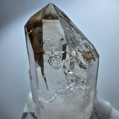Pointe de sceptre en quartz fumé fantôme lémurien, Goboboseb, Namibie, 41 x 18 x 13 mm 